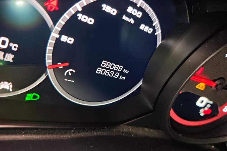 Used Porsche Cayenne 2019 Cayenne Coupé 3.0T Odometer Close Up