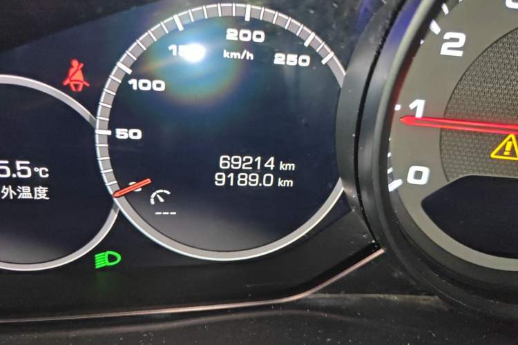 Used Porsche Cayenne 2019 Cayenne Coupé 3.0T Odometer Close Up