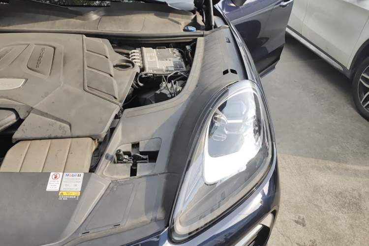 Used Porsche Cayenne 2019 Cayenne Coupé 3.0T Engine Bay Left