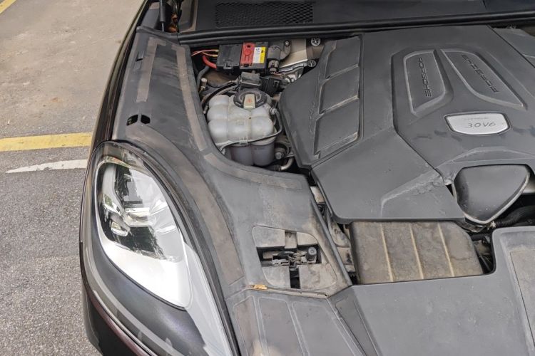 Used Porsche Cayenne 2019 Cayenne 3.0T Engine Bay Right