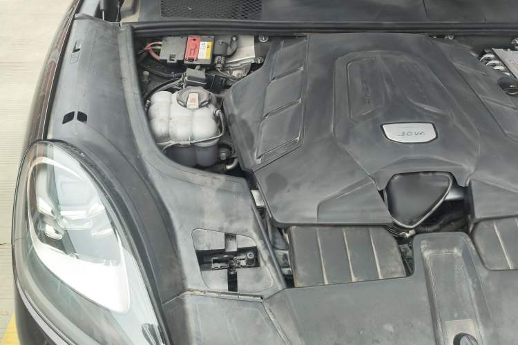 Used Porsche Cayenne 2019 Cayenne 3.0T Engine Bay Right