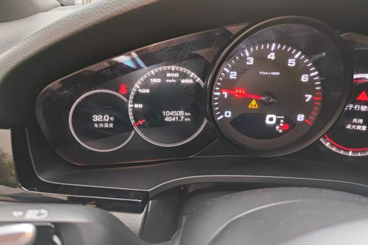 Used Porsche Cayenne 2019 Cayenne 3.0T Odometer Close Up