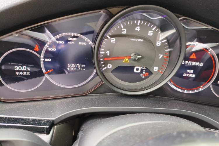 Used Porsche Cayenne 2019 Cayenne 3.0T Odometer Close Up