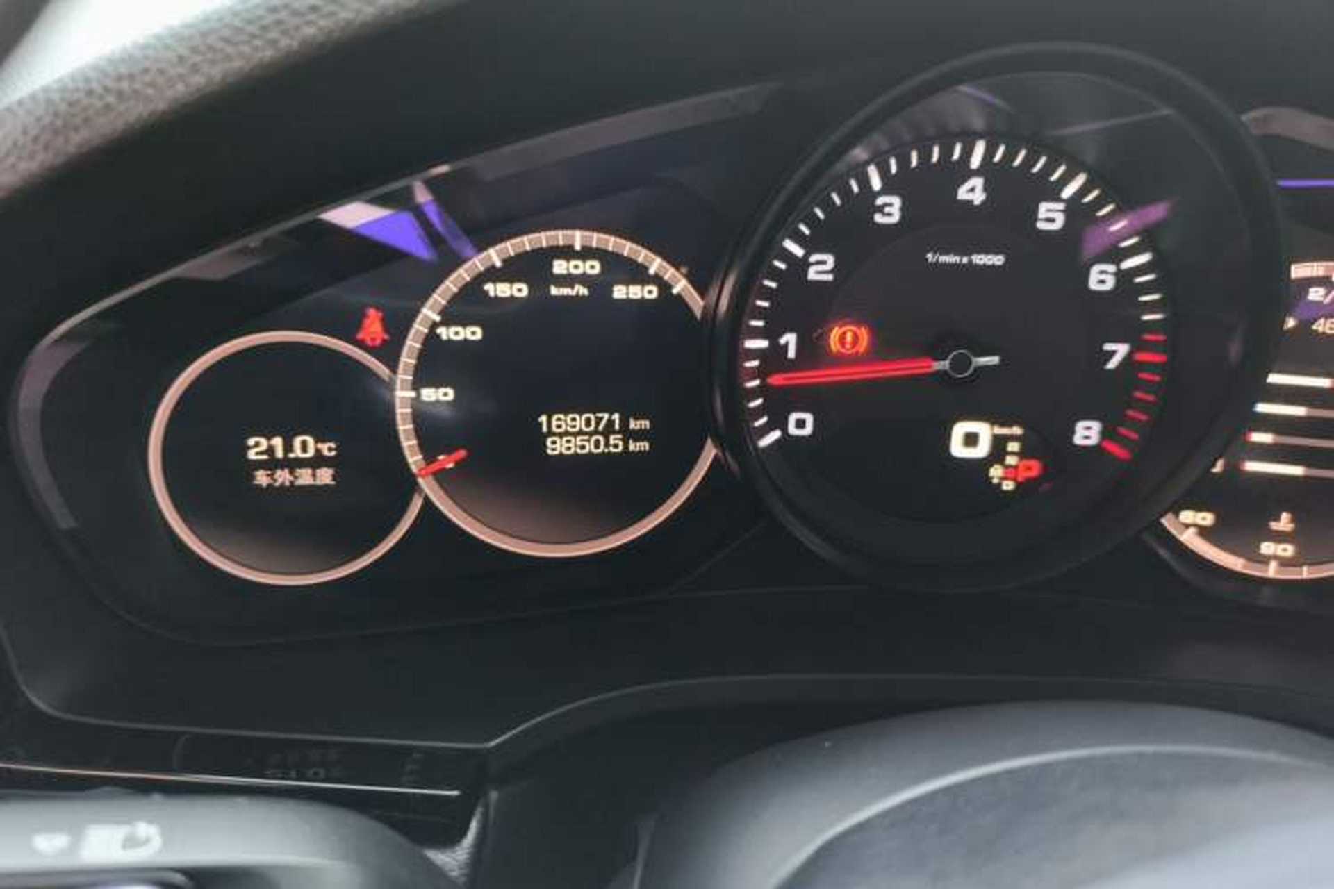 Used Porsche Cayenne 2019 Cayenne 3.0T Odometer Close Up