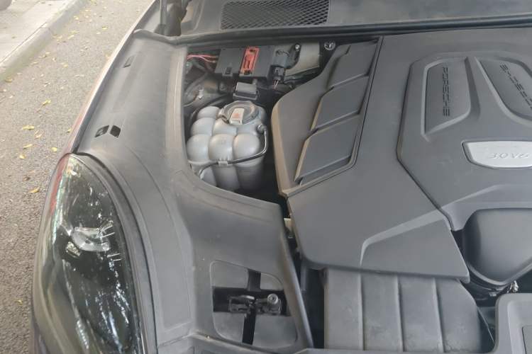 Used Porsche Cayenne 2019 Cayenne 3.0T Engine Bay Right