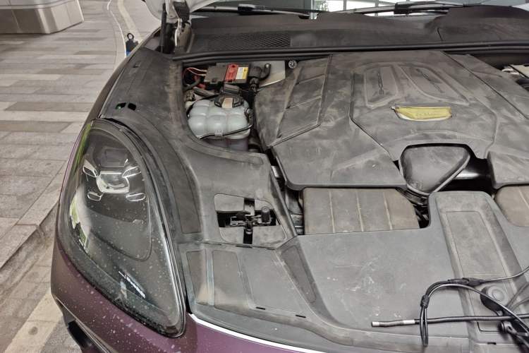 Used Porsche Cayenne 2019 Cayenne Coupé 3.0T Engine Bay Right