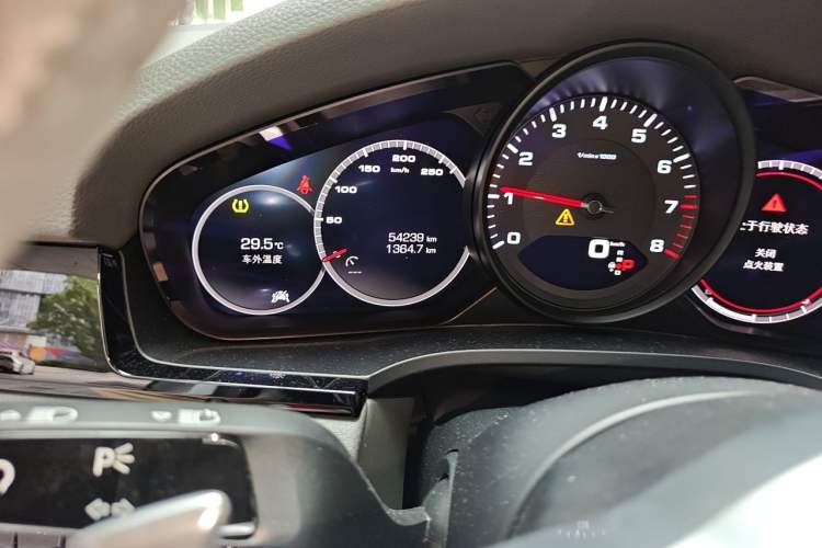 Used Porsche Cayenne 2019 Cayenne Coupé 3.0T Odometer Close Up