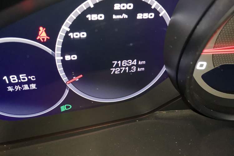 Used Porsche Cayenne 2019 Cayenne 3.0T Odometer Close Up