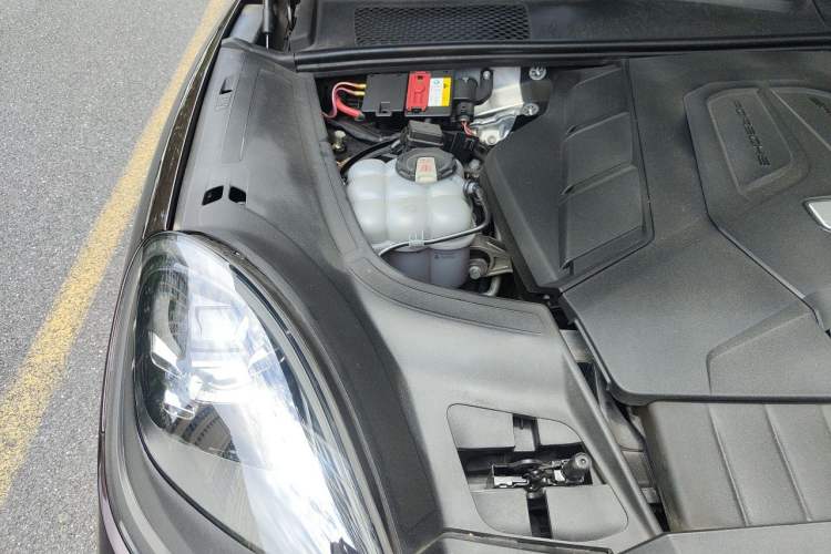 Used Porsche Cayenne 2019 Cayenne 3.0T Engine Bay Right