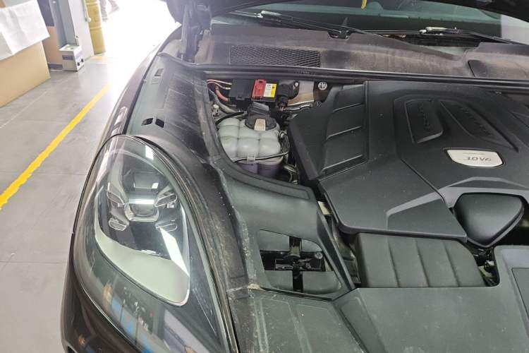 Used Porsche Cayenne 2019 Cayenne 3.0T Engine Bay Right