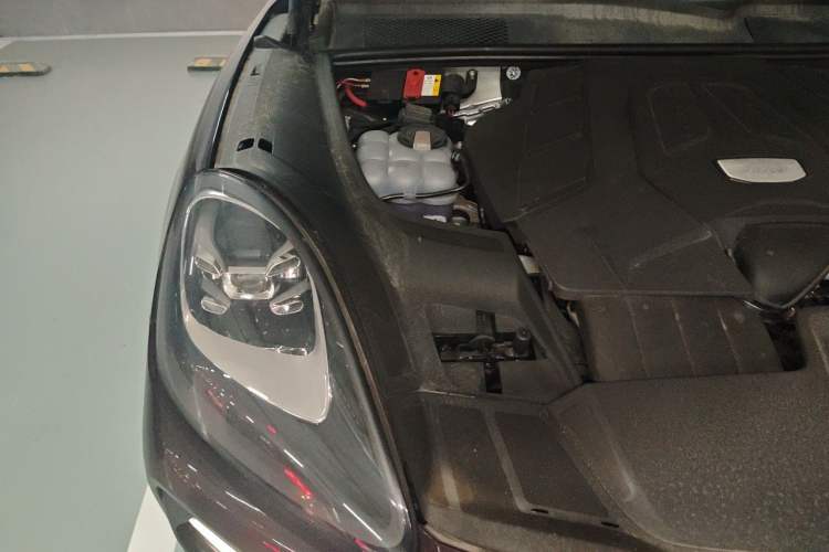 Used Porsche Cayenne 2019 Cayenne 3.0T Engine Bay Right
