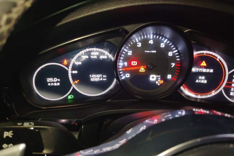 Used Porsche Cayenne 2019 Cayenne 3.0T Odometer Close Up