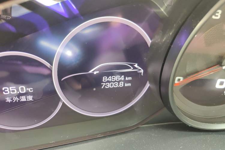 Used Porsche Cayenne 2019 Cayenne 3.0T Odometer Close Up