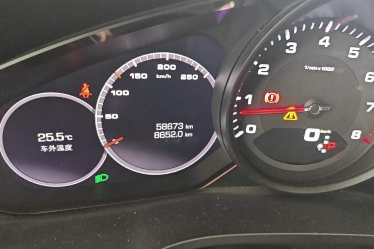 Used Porsche Cayenne 2019 Cayenne 3.0T Odometer Close Up