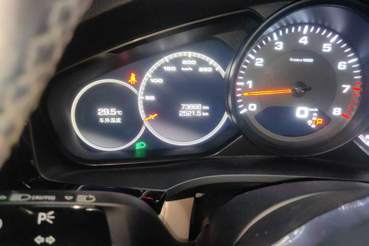 Used Porsche Cayenne 2019 Cayenne 3.0T Odometer Close Up