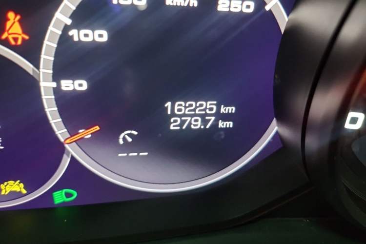 Used Porsche Cayenne 2019 Cayenne 3.0T Odometer Close Up