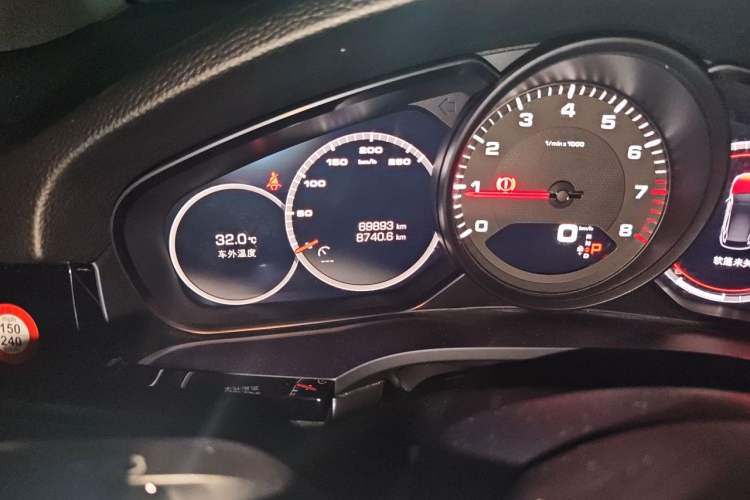 Used Porsche Cayenne 2019 Cayenne 3.0T Odometer Close Up