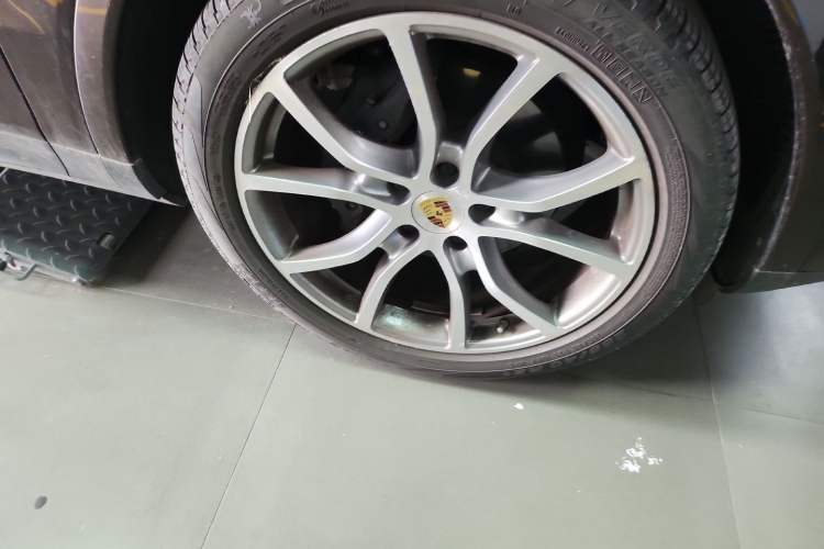 Used Porsche Cayenne 2019 Cayenne 3.0T Right Front Wheel Hub