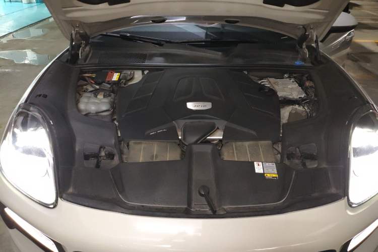 Used Porsche Cayenne 2019 Cayenne 3.0T Engine Bay