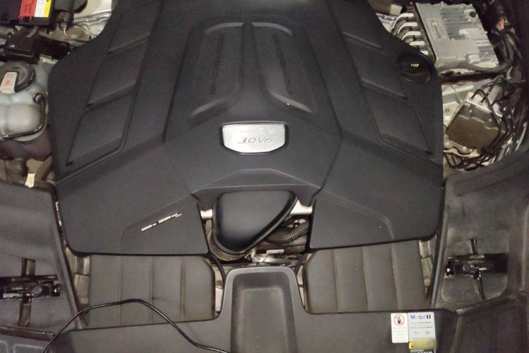 Used Porsche Cayenne 2019 Cayenne 3.0T Engine Bay