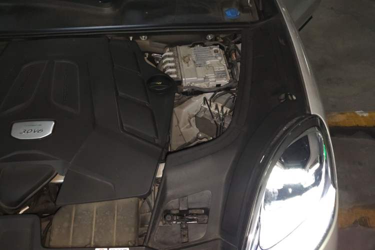 Used Porsche Cayenne 2019 Cayenne 3.0T Engine Bay Left