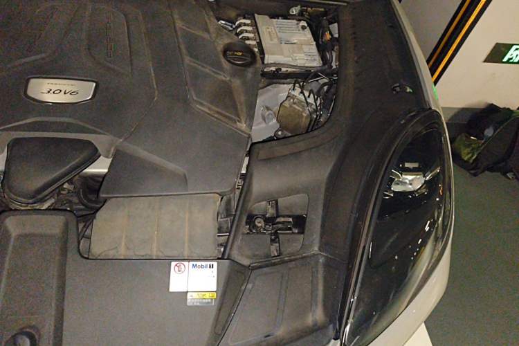 Used Porsche Cayenne 2019 Cayenne Coupé 3.0T Engine Bay Left