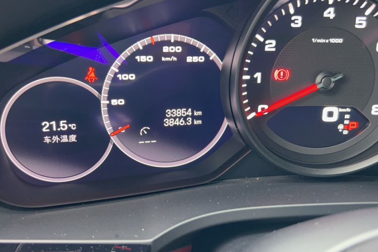 Used Porsche Cayenne 2019 Cayenne 3.0T Odometer Close Up