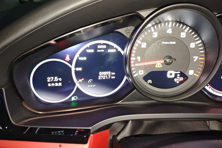Used Porsche Cayenne 2019 Cayenne 3.0T Odometer Close Up