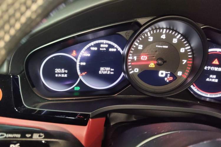 Used Porsche Cayenne 2019 Cayenne 3.0T Odometer Close Up