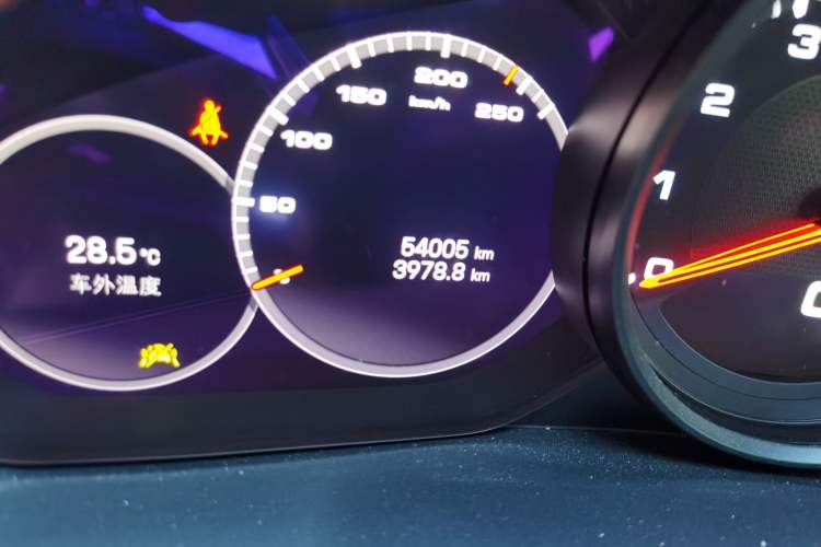 Used Porsche Cayenne 2019 Cayenne Coupé 3.0T Odometer Close Up