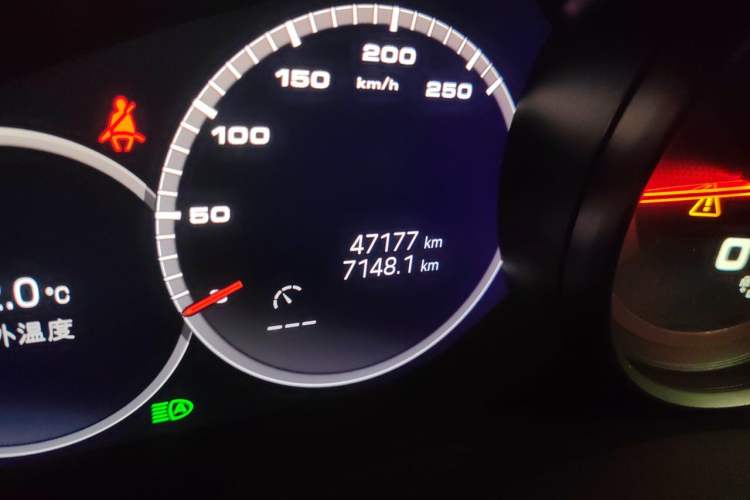 Used Porsche Cayenne 2019 Cayenne 3.0T Odometer Close Up