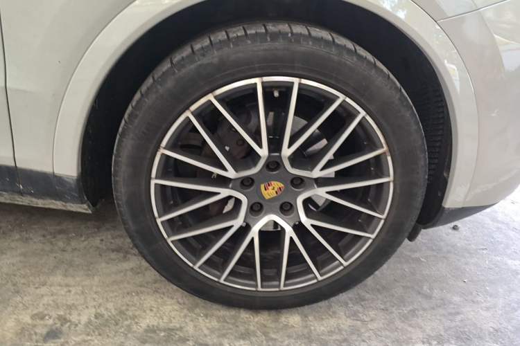 Used Porsche Cayenne 2019 Cayenne 3.0T Right Front Wheel Hub