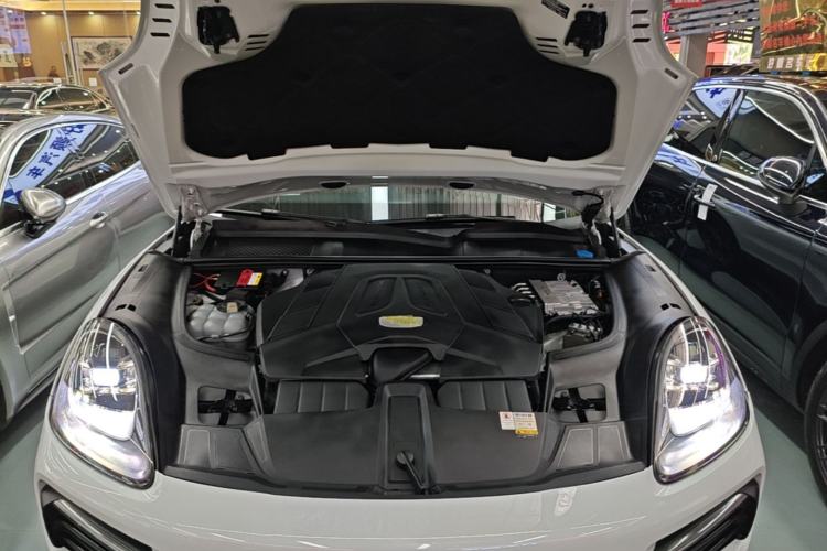 Used Porsche Cayenne 2019 Cayenne 3.0T Engine Bay