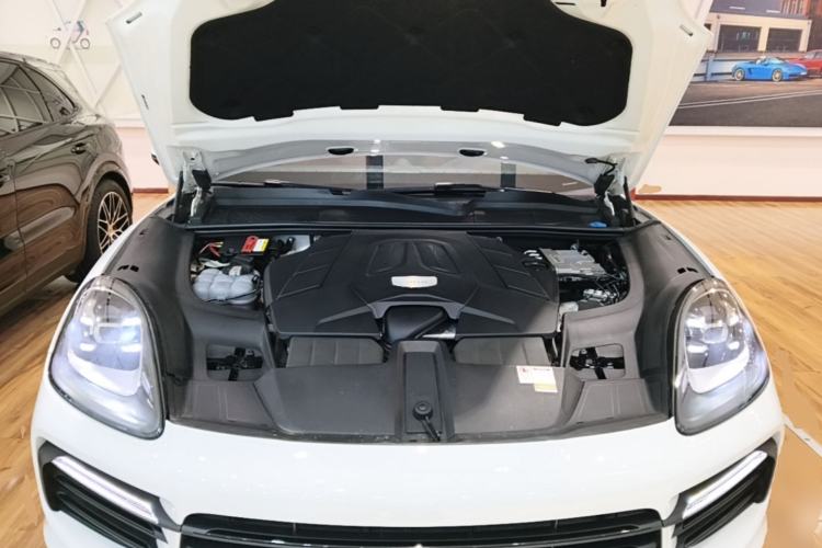 Used Porsche Cayenne 2019 Cayenne 3.0T Engine Bay