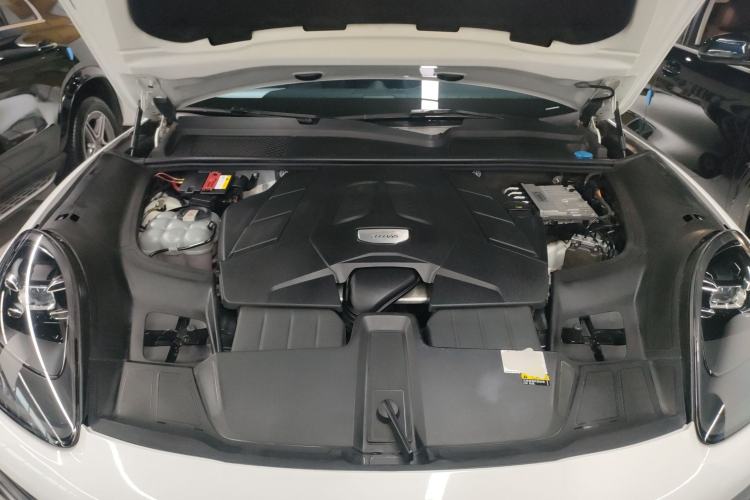 Used Porsche Cayenne 2019 Cayenne 3.0T Engine Bay