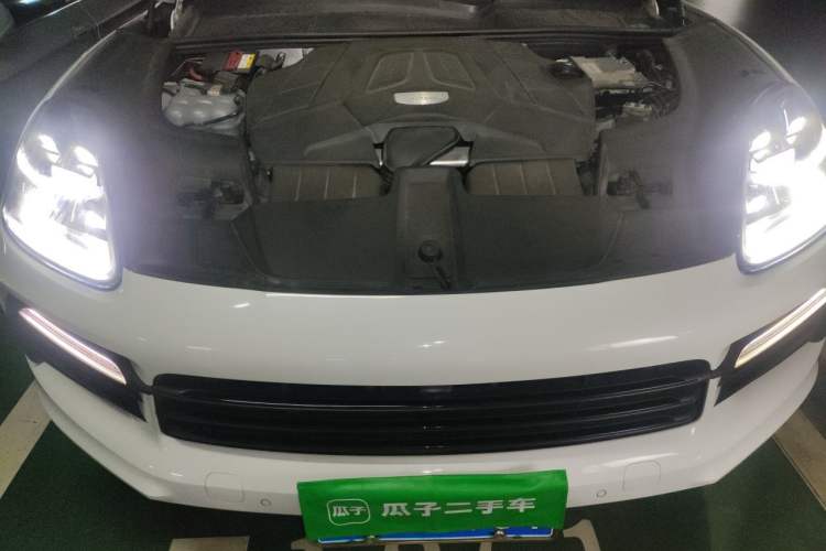 Used Porsche Cayenne 2019 Cayenne 3.0T Engine Bay
