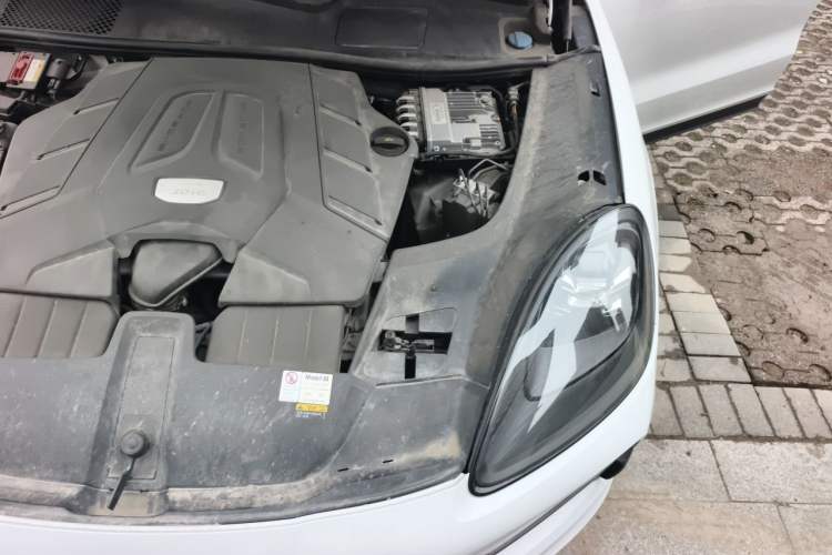 Used Porsche Cayenne 2019 Cayenne Coupé 3.0T Engine Bay Left