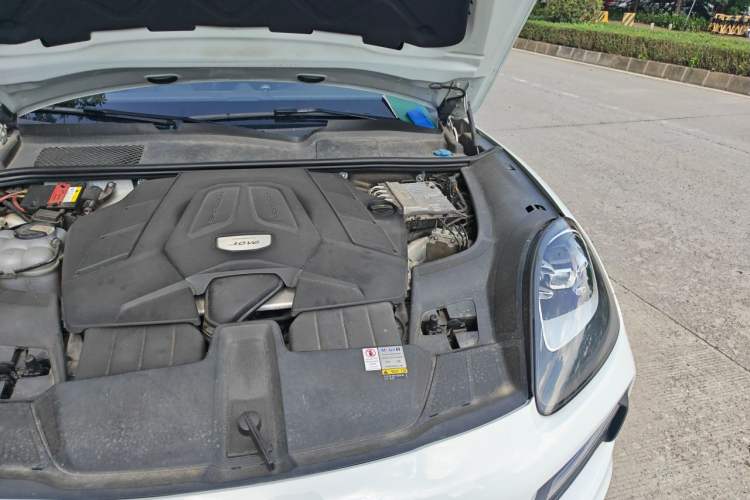 Used Porsche Cayenne 2019 Cayenne Coupé 3.0T Engine Bay Left