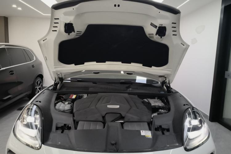Used Porsche Cayenne 2019 Cayenne 3.0T Engine Bay