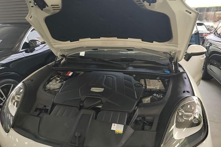 Used Porsche Cayenne 2019 Cayenne 3.0T Engine Bay