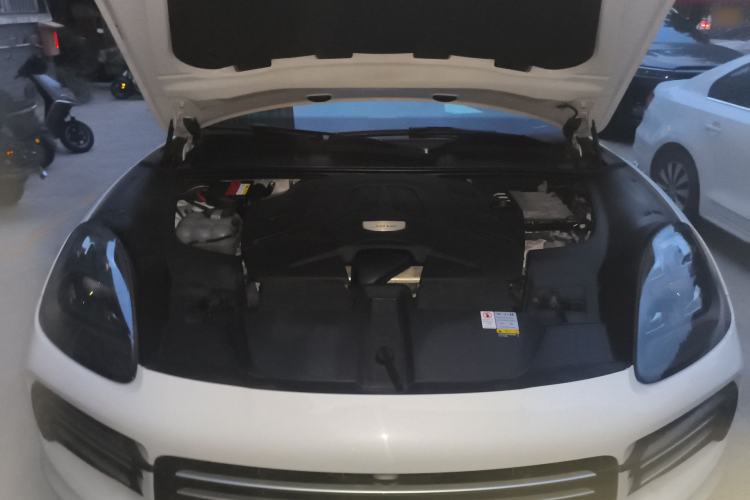 Used Porsche Cayenne 2019 Cayenne 3.0T Engine Bay