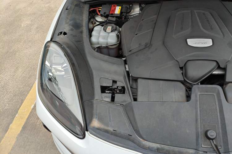 Used Porsche Cayenne 2019 Cayenne 3.0T Engine Bay Right