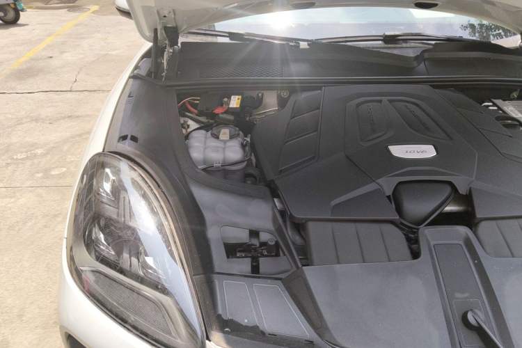 Used Porsche Cayenne 2019 Cayenne 3.0T Engine Bay Right