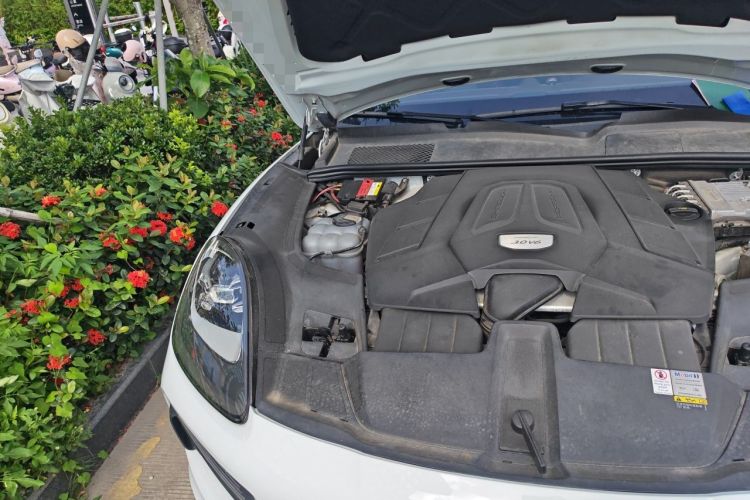 Used Porsche Cayenne 2019 Cayenne Coupé 3.0T Engine Bay Right