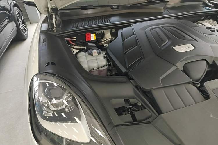 Used Porsche Cayenne 2019 Cayenne 3.0T Engine Bay Right