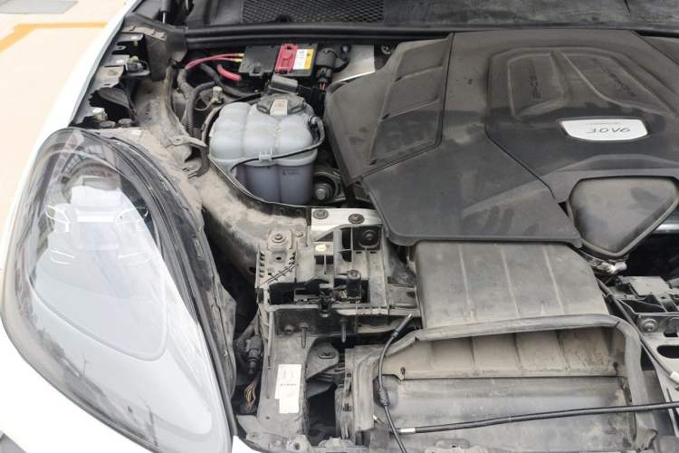 Used Porsche Cayenne 2019 Cayenne 3.0T Engine Bay Right
