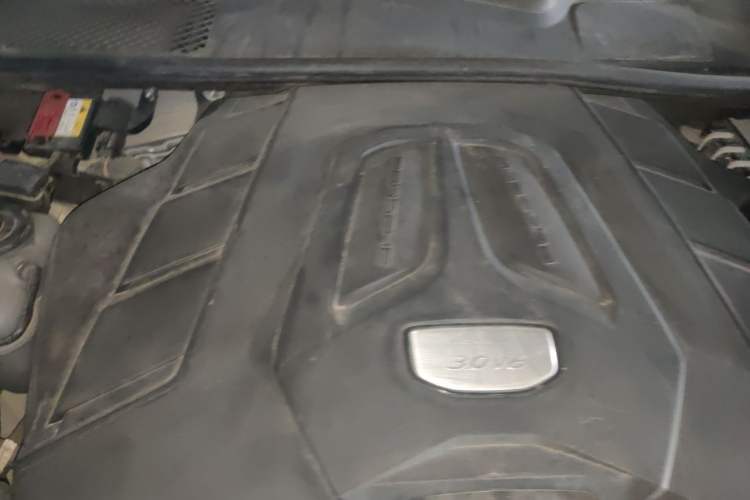 Used Porsche Cayenne 2019 Cayenne 3.0T Engine Bay