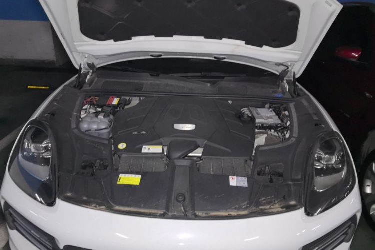 Used Porsche Cayenne 2019 3.0T U.S. specification Engine Bay