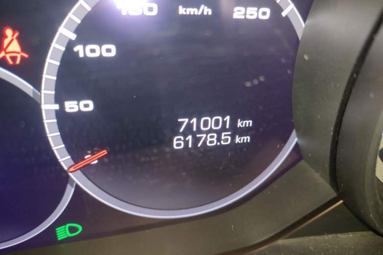 Used Porsche Cayenne 2019 Cayenne 3.0T Odometer Close Up
