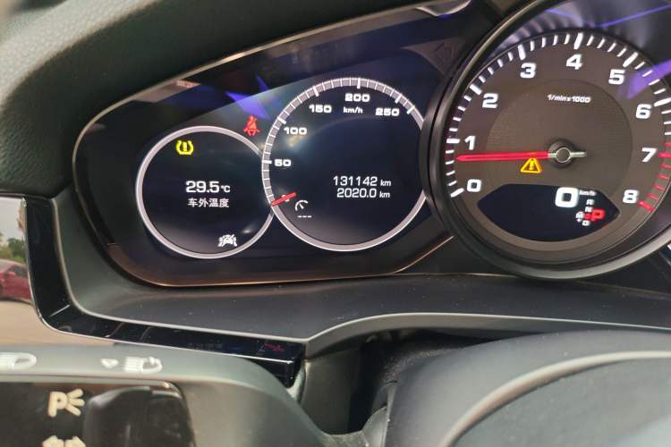 Used Porsche Cayenne 2019 Cayenne 3.0T Odometer Close Up